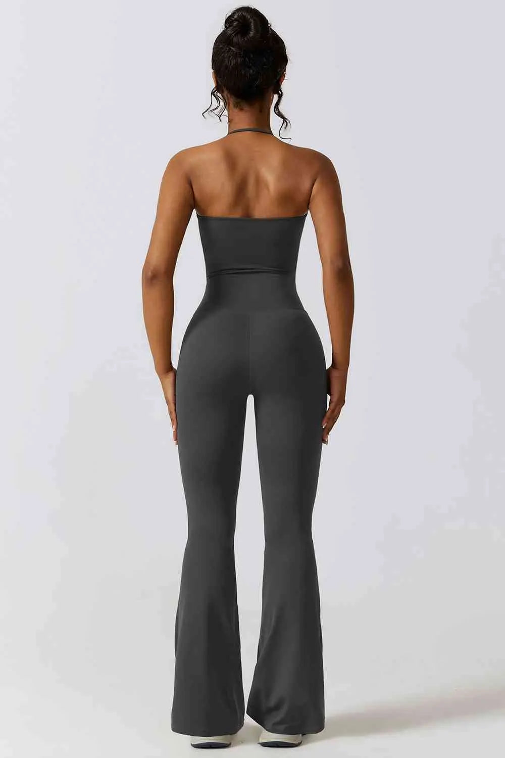 Sport-Jumpsuit mit Neckholder und ausgestelltem Bein