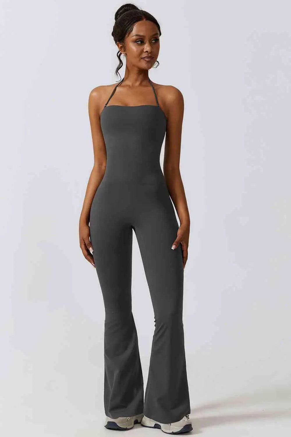 Sport-Jumpsuit mit Neckholder und ausgestelltem Bein