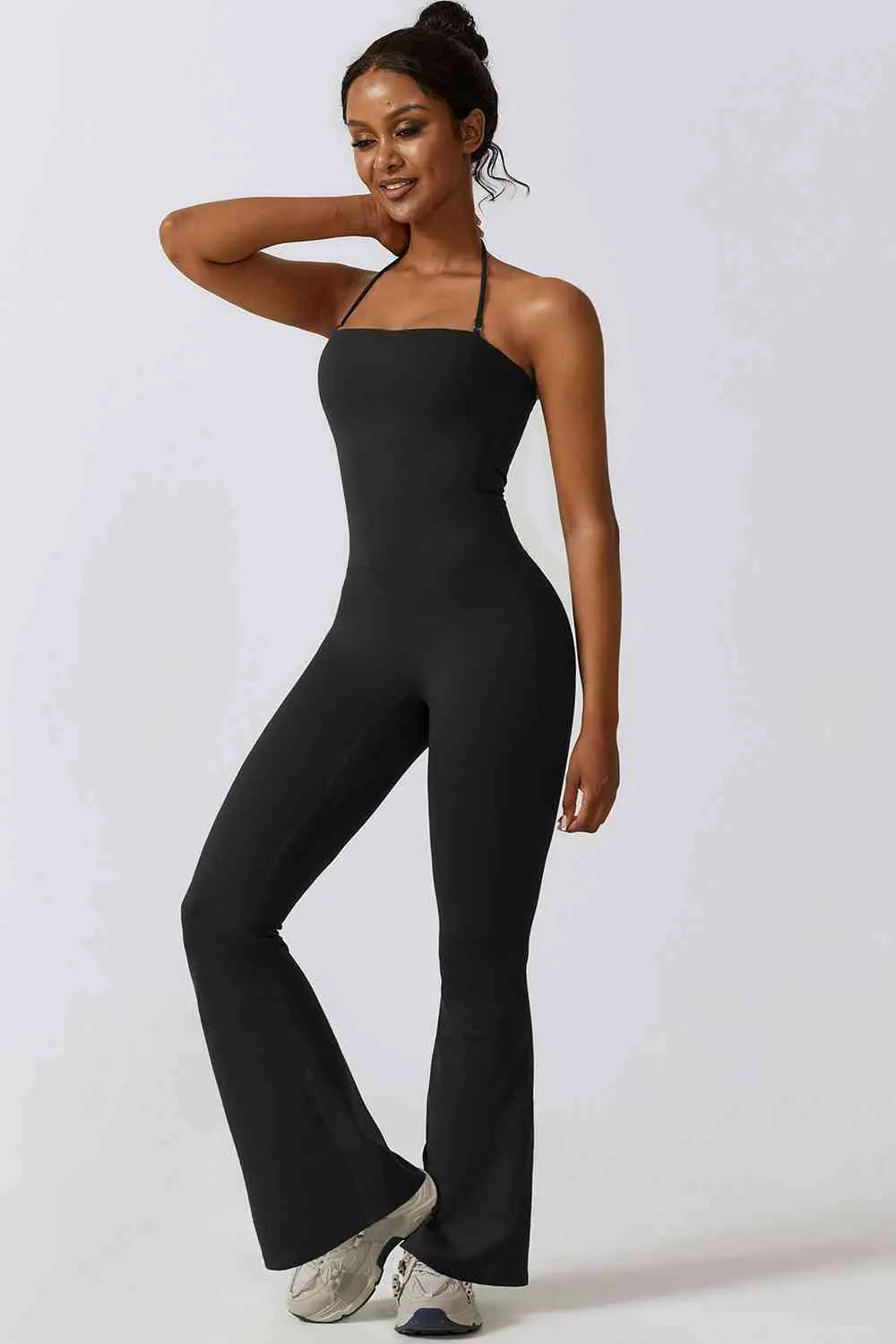 Sport-Jumpsuit mit Neckholder und ausgestelltem Bein