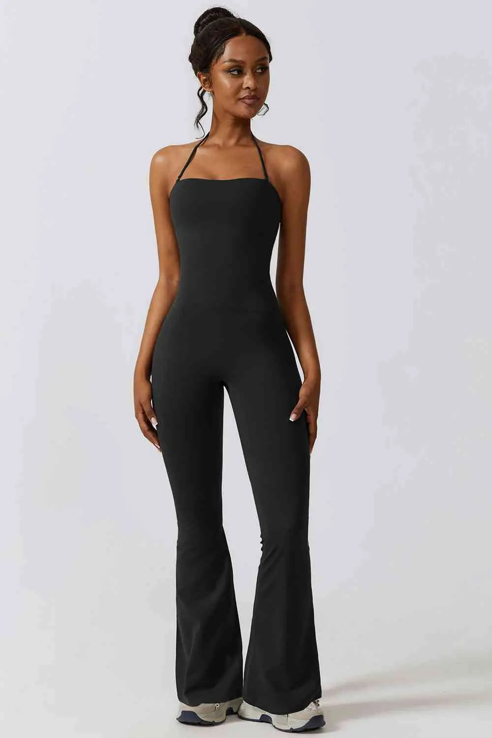 Sport-Jumpsuit mit Neckholder und ausgestelltem Bein