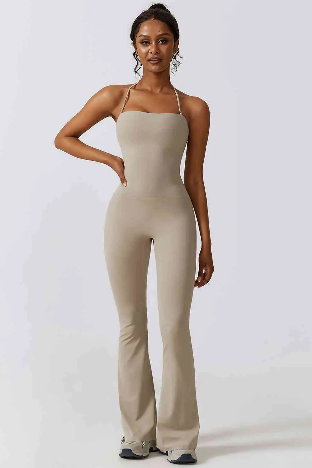 Sport-Jumpsuit mit Neckholder und ausgestelltem Bein