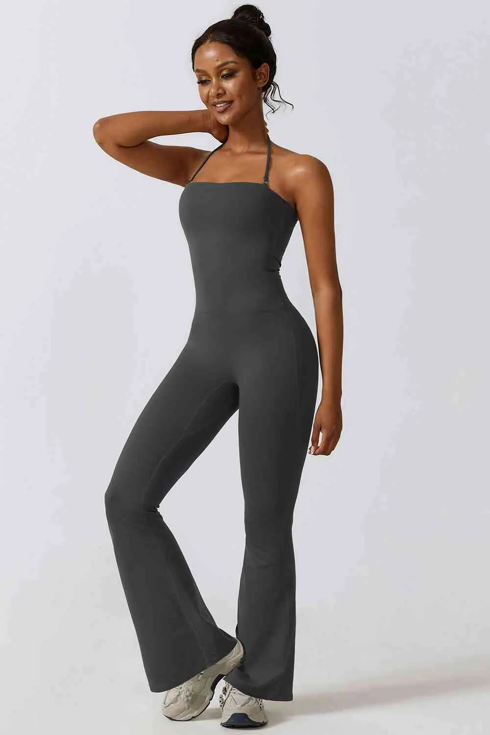 Sport-Jumpsuit mit Neckholder und ausgestelltem Bein